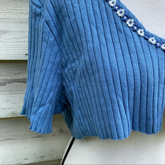 Vintage 90s Blue Solid Print Floral Crochet V-Neck Ribbed Short Sleeve Crop Top - Picture 11 of 16